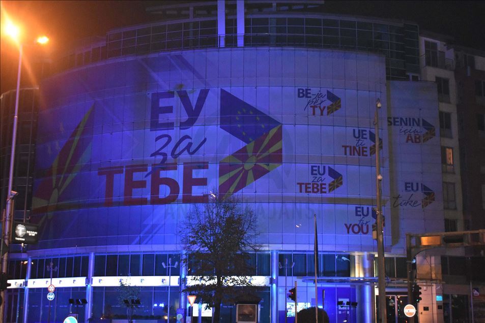 Скопје: По повод Светскиот ден на детето институциите обоени во сино