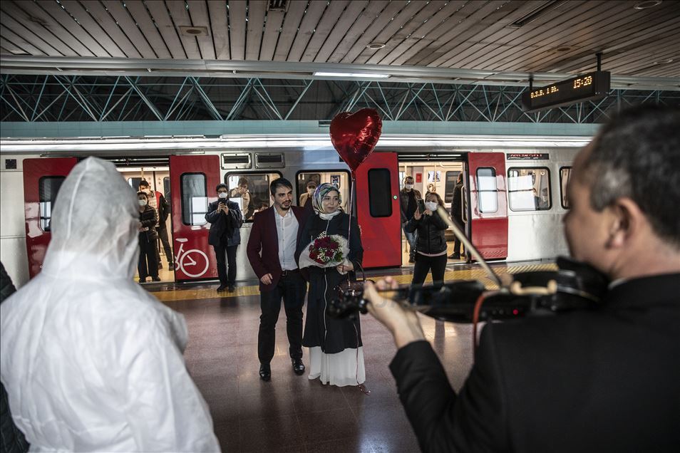 Engelli gençten metro istasyonunda engelli sevgilisine sürpriz evlilik teklifi