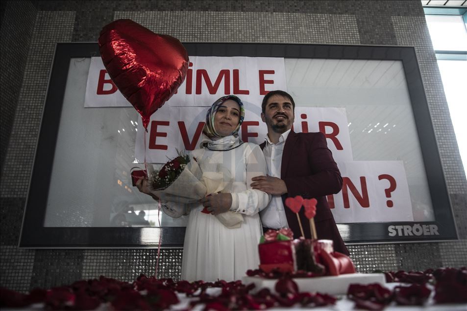 Engelli gençten metro istasyonunda engelli sevgilisine sürpriz evlilik teklifi
