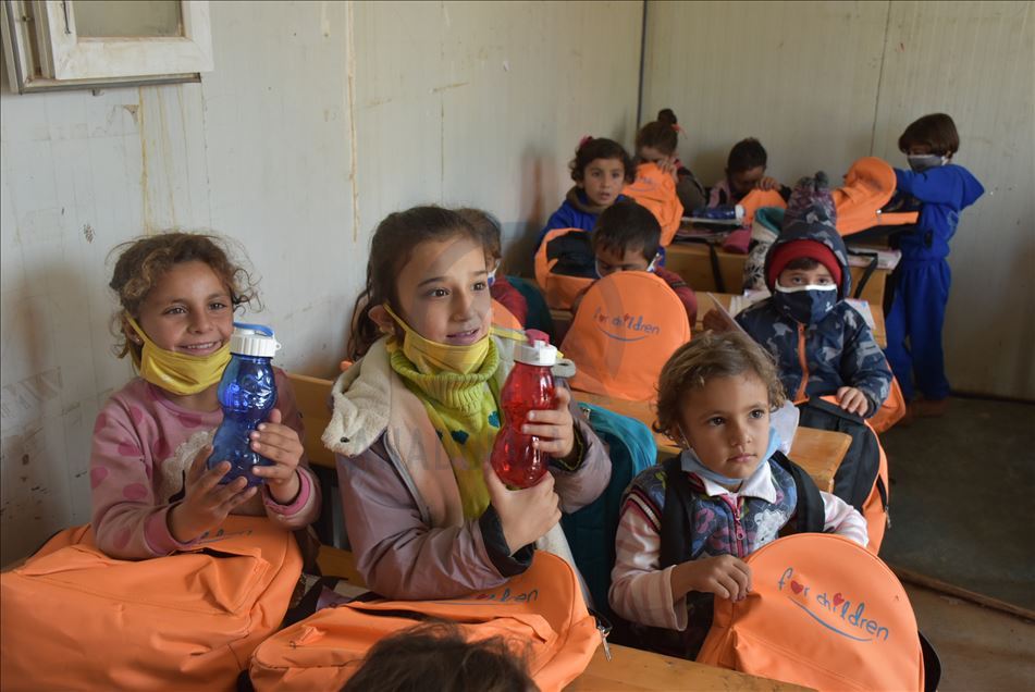 جمعية دولية توزع مساعدات على أطفال إدلب السورية