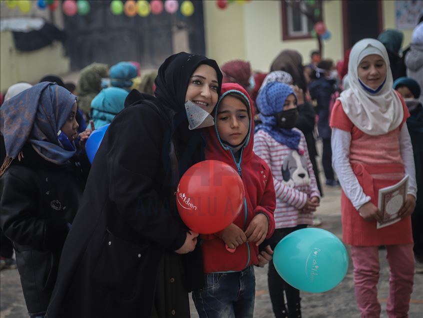 جمعية دولية توزع مساعدات على أطفال إدلب السورية