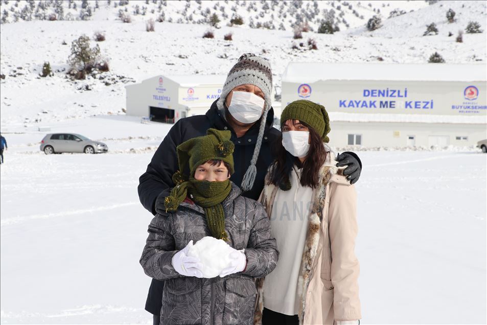 Ege'deki turizm merkezlerinde sokağa çıkma kısıtlamasının sona ermesiyle hareketlilik başladı