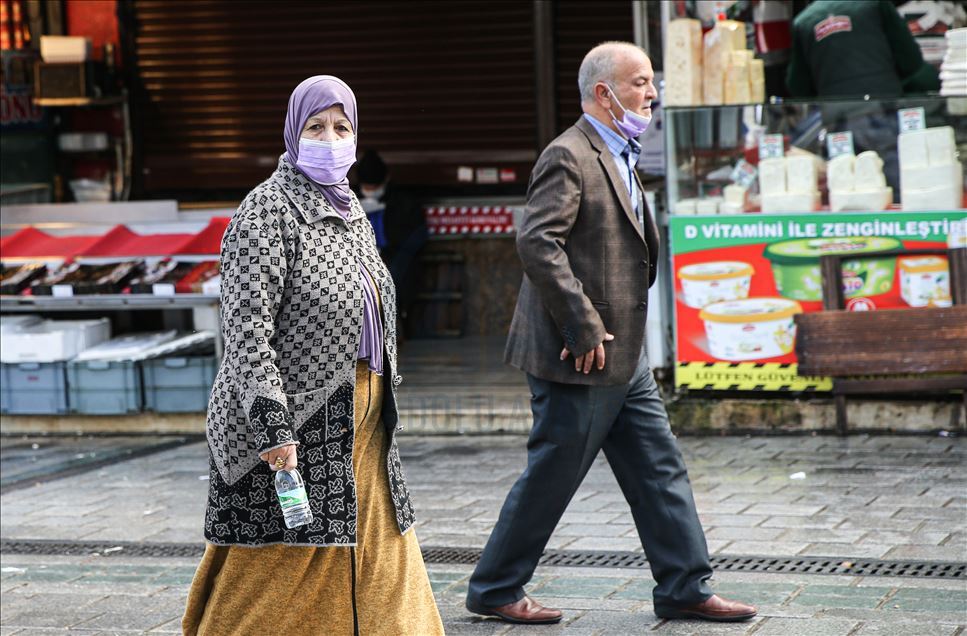 İstanbul'da 65 yaş ve üzerindeki vatandaşlar dışarı çıktı