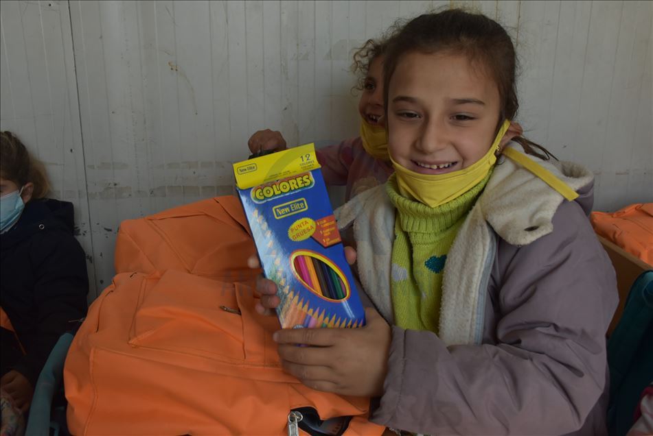 جمعية دولية توزع مساعدات على أطفال إدلب السورية