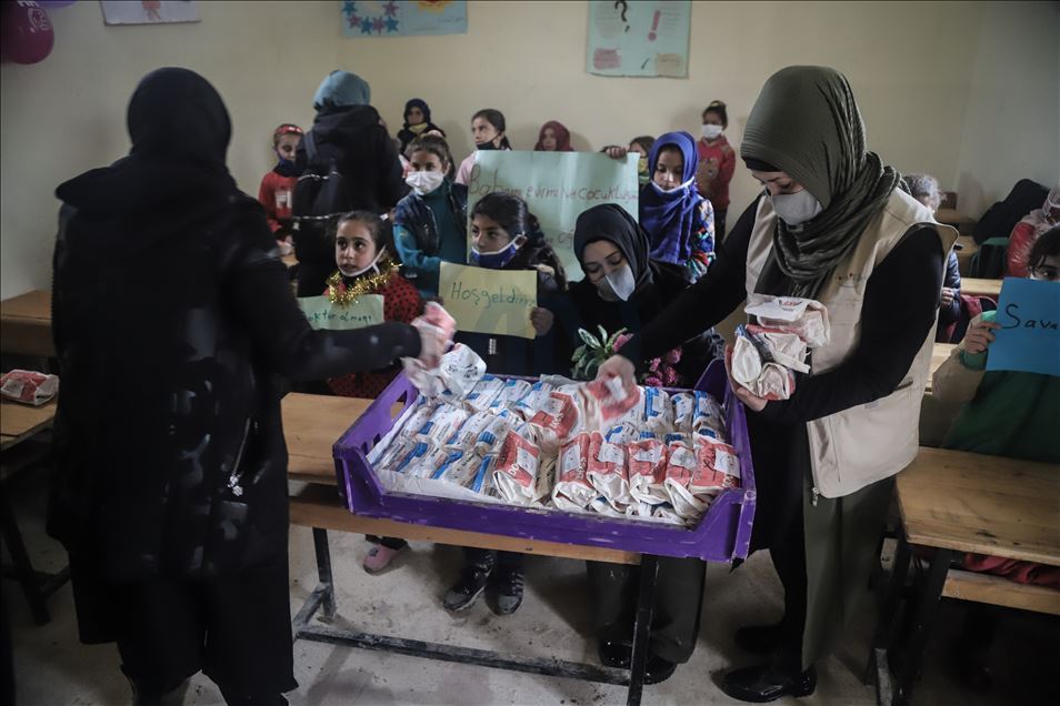 جمعية دولية توزع مساعدات على أطفال إدلب السورية