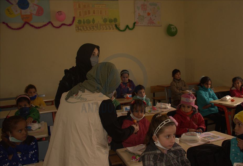 جمعية دولية توزع مساعدات على أطفال إدلب السورية
