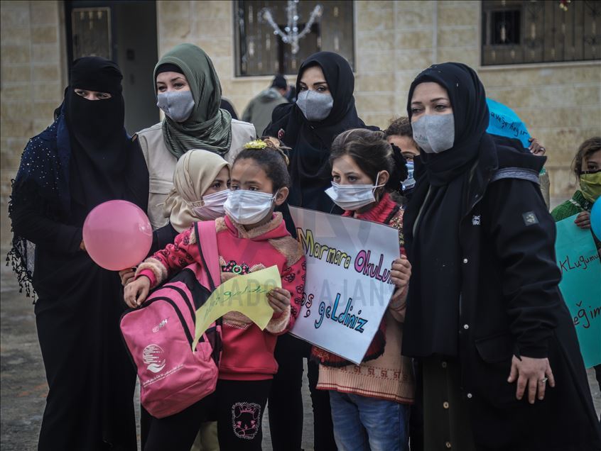 جمعية دولية توزع مساعدات على أطفال إدلب السورية