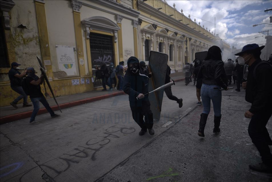 Guatemala'da hükümet karşıtı düzenlenen protestolarda Kongre binası ateşe verildi