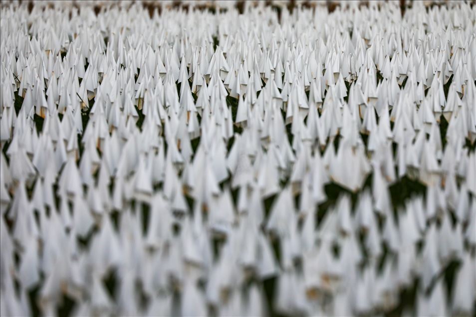 Con banderas blancas se honran a las víctimas del coronavirus
