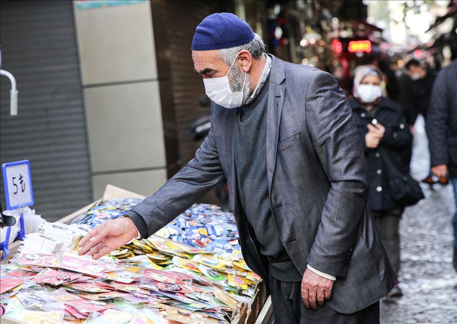 İstanbul'da 65 yaş ve üzerindeki vatandaşlar dışarı çıktı
