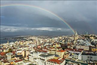 Un splendide arc-en-ciel illumine le ciel d'istanbul