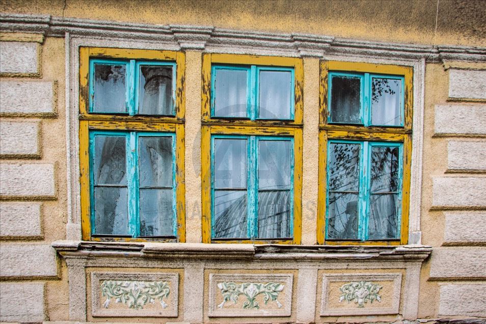 Prizren, ekspozitë dyersh dhe dritaresh që çojnë drejt historisë