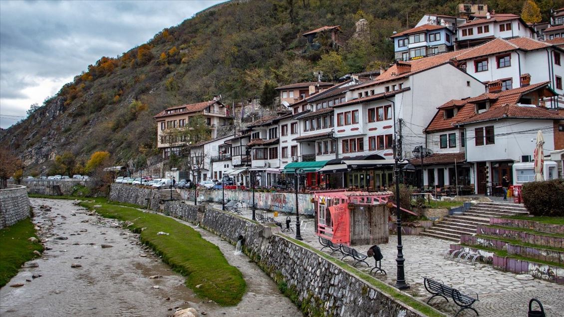 Prizren, ekspozitë dyersh dhe dritaresh që çojnë drejt historisë