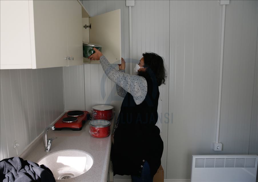 İzmir'deki geçici konaklama merkezi depremzedeleri ağırlamaya başladı