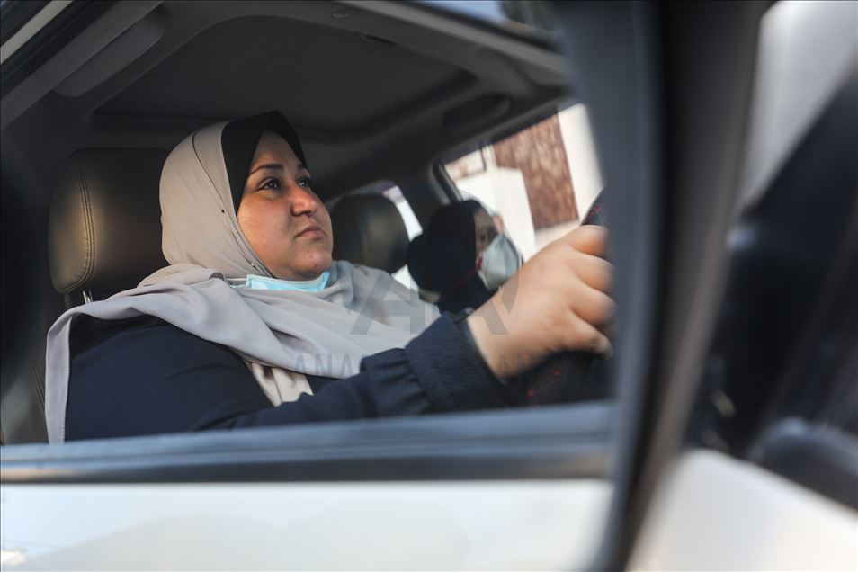 Gazze'nin ilk kadın taksi şoförü