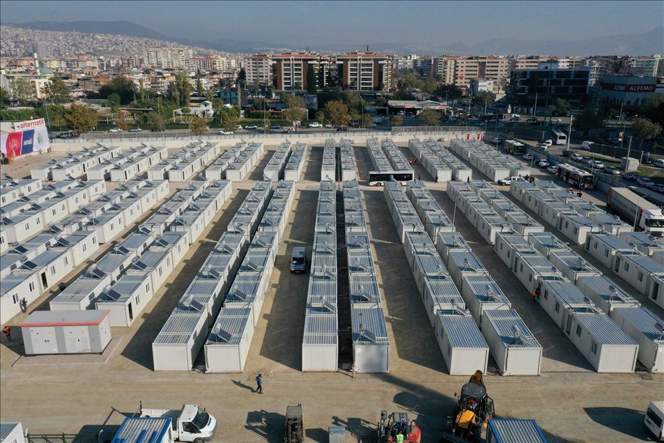 İzmir'deki geçici konaklama merkezi depremzedeleri ağırlamaya başladı