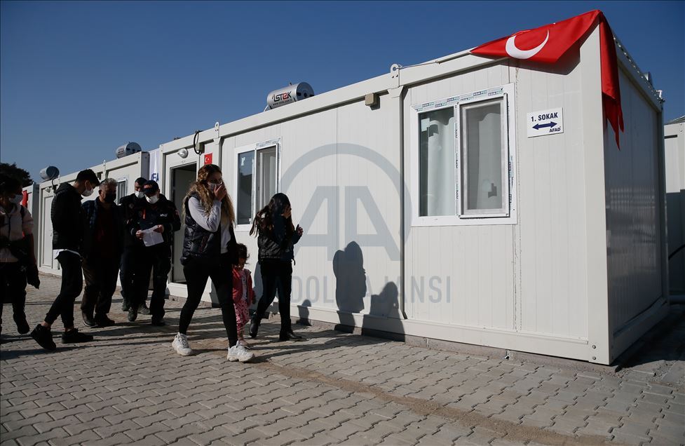 İzmir'deki geçici konaklama merkezi depremzedeleri ağırlamaya başladı
