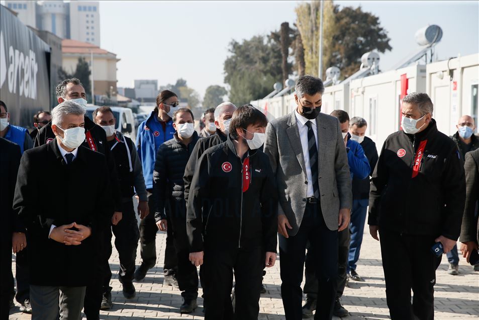 İzmir'deki geçici konaklama merkezi depremzedeleri ağırlamaya başladı