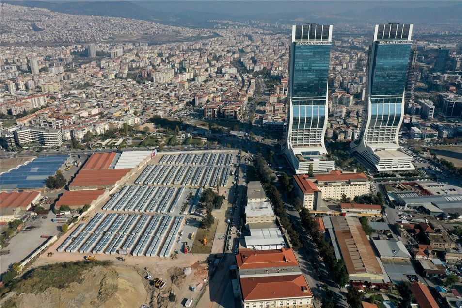 İzmir'deki geçici konaklama merkezi depremzedeleri ağırlamaya başladı