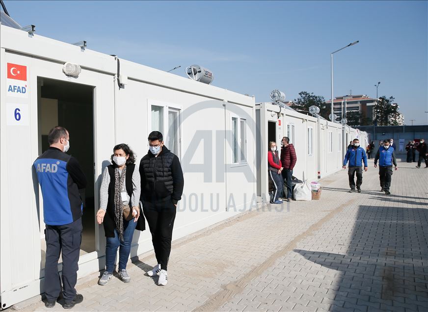 İzmir'deki geçici konaklama merkezi depremzedeleri ağırlamaya başladı
