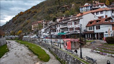 Prizren, ekspozitë dyersh dhe dritaresh që çojnë drejt historisë