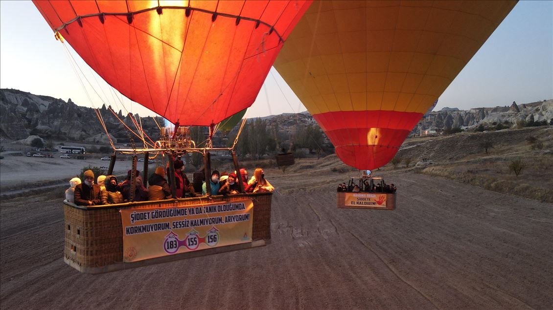 Kapadokya'da sıcak hava balonları kadına şiddete tepki için havalandı