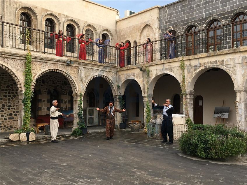 Li Şirnexê mamosteyan bi cil û bergên herêmî govend girt û Roja Mamosteyan pîroz kir