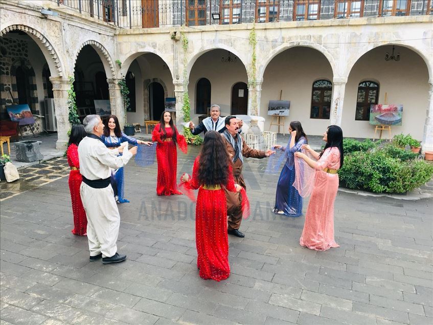 Li Şirnexê mamosteyan bi cil û bergên herêmî govend girt û Roja Mamosteyan pîroz kir