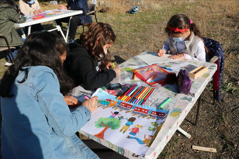 Tren garında çizdirdiği resimlerle öğrencilerin gönüllerine dokunuyor