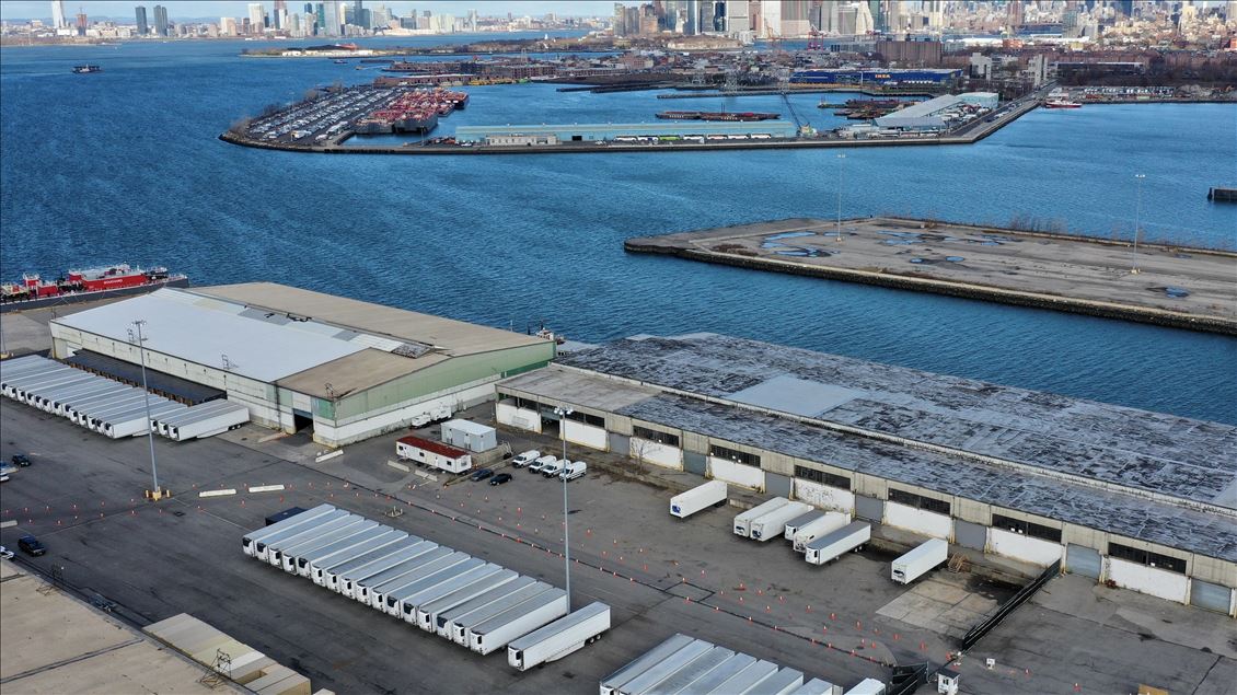 New York'ta, Kovid-19 salgınında hayatını kaybedenler için mobil morglar kullanılıyor
