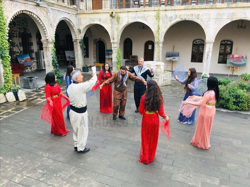 Li Şirnexê mamosteyan bi cil û bergên herêmî govend girt û Roja Mamosteyan pîroz kir