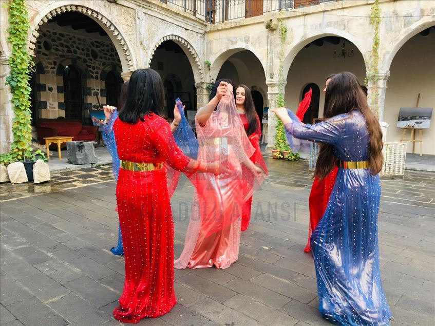 Li Şirnexê mamosteyan bi cil û bergên herêmî govend girt û Roja Mamosteyan pîroz kir