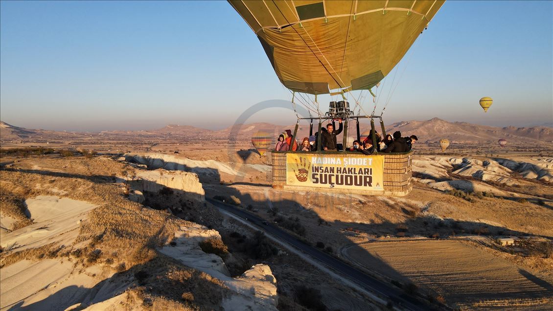 Kapadokya'da sıcak hava balonları kadına şiddete tepki için havalandı