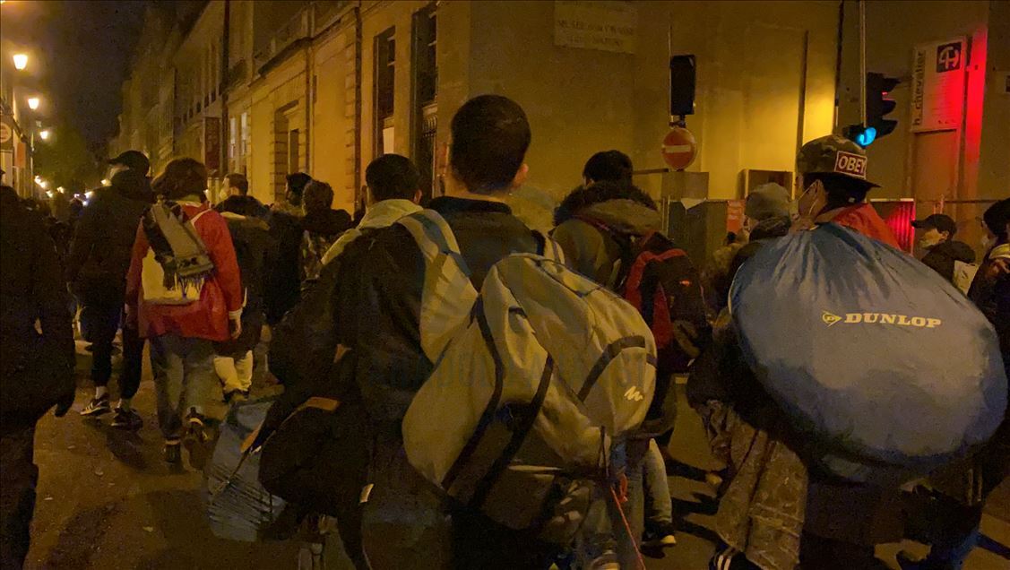 Paris'te polis, kamplarını dağıttığı sığınmacıları sokak sokak kovaladı