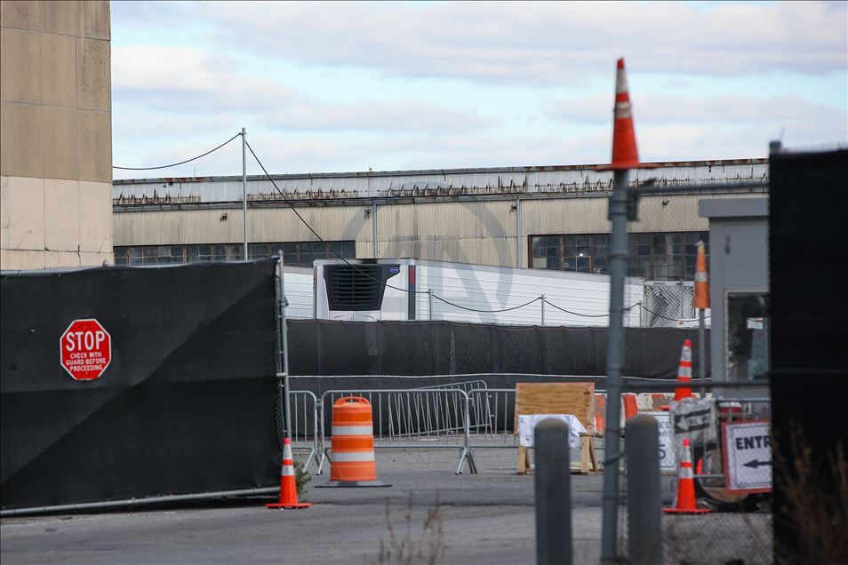 New York'ta, Kovid-19 salgınında hayatını kaybedenler için mobil morglar kullanılıyor