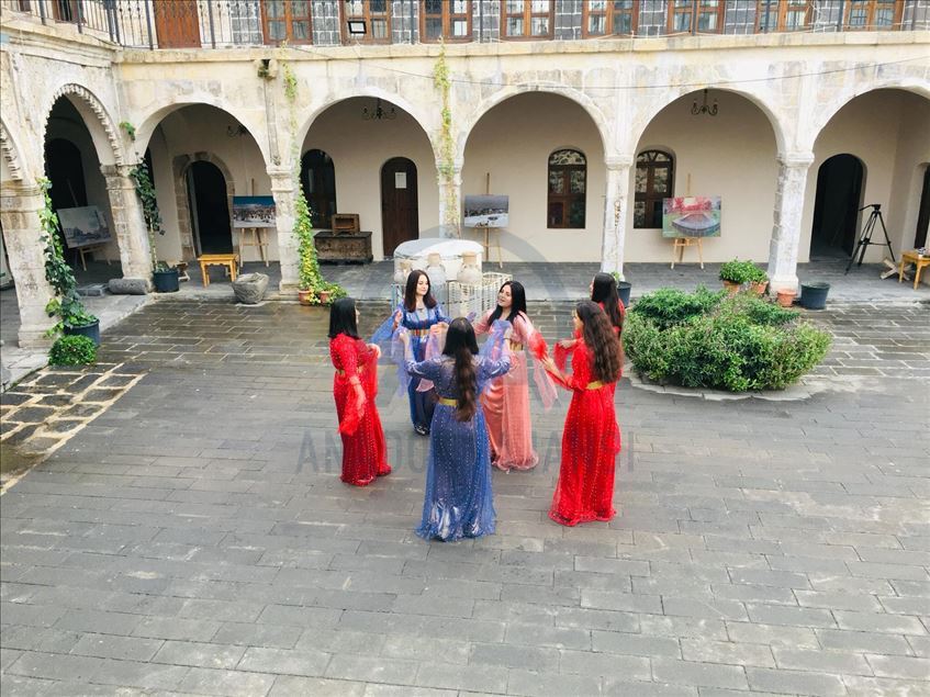 Li Şirnexê mamosteyan bi cil û bergên herêmî govend girt û Roja Mamosteyan pîroz kir