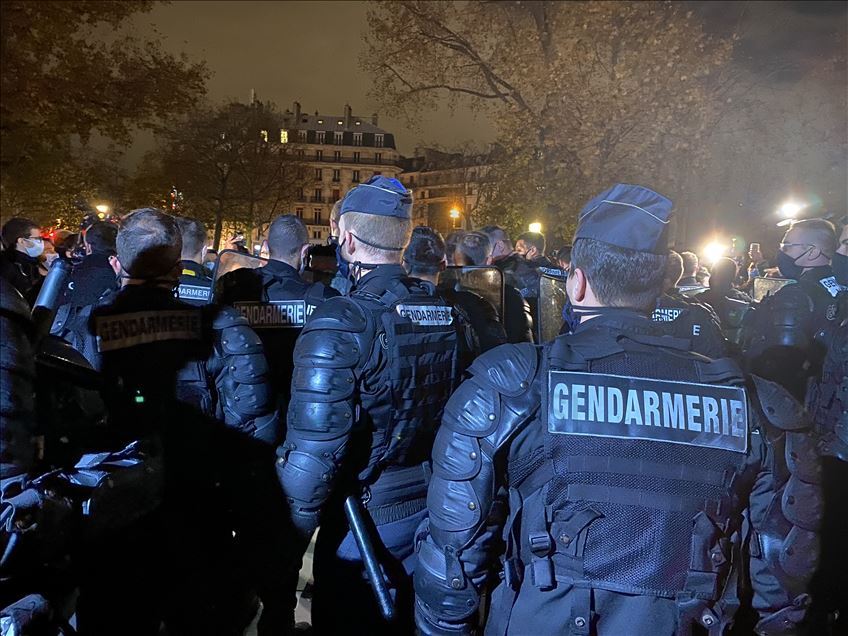 Paris'te polis, kamplarını dağıttığı sığınmacıları sokak sokak kovaladı