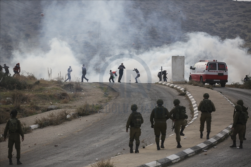 Ushtarët izraelitë përpiqen të marrin me forcë palestinezin e plagosur