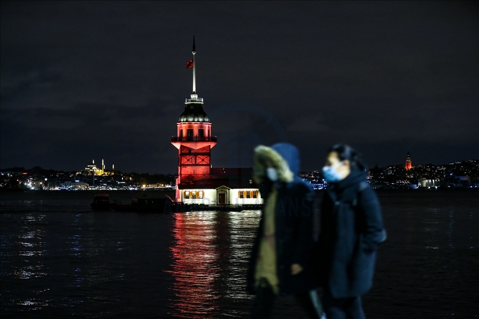 İstanbul'un kuleleri ve köprüleri turuncuya büründü