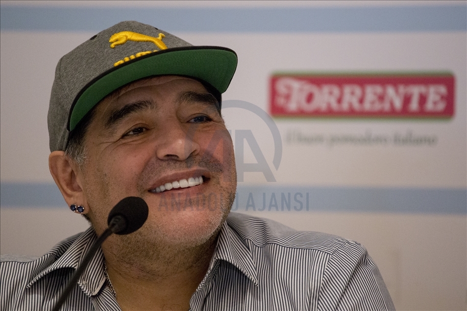 Arjantinli efsane futbolcu Diego Armando Maradona 60 yaşında hayatını kaybetti