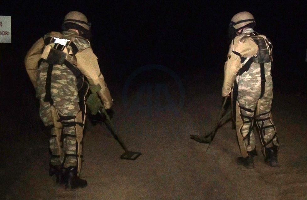 Azerbaycan ordusu 27 yıldır işgal altında bulunan Kelbecer'e girdi 