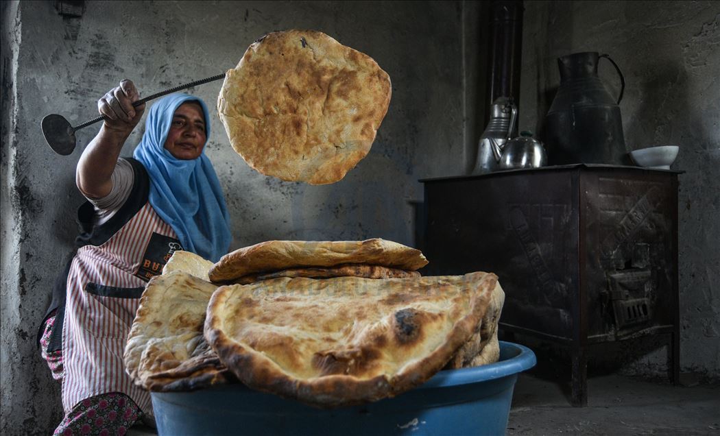 Jinên li Arpaçayê milê xwe dikin milê hev û ji hev ra nan li tendûrê dixin