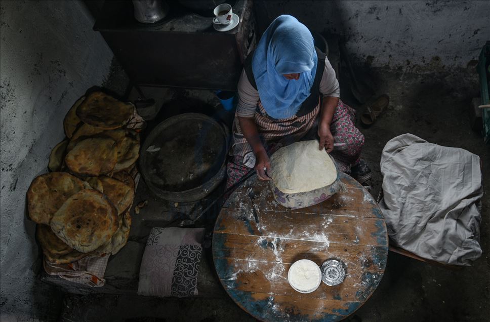 Jinên li Arpaçayê milê xwe dikin milê hev û ji hev ra nan li tendûrê dixin