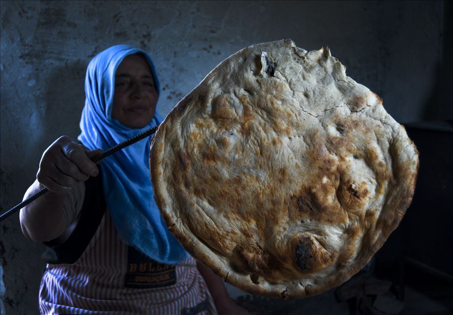 Jinên li Arpaçayê milê xwe dikin milê hev û ji hev ra nan li tendûrê dixin