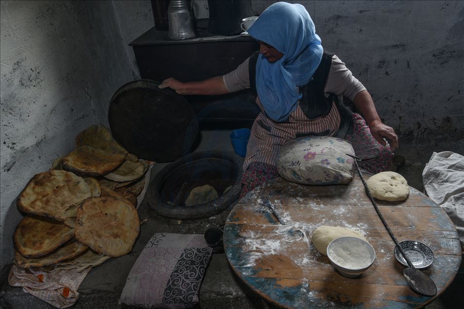 Jinên li Arpaçayê milê xwe dikin milê hev û ji hev ra nan li tendûrê dixin