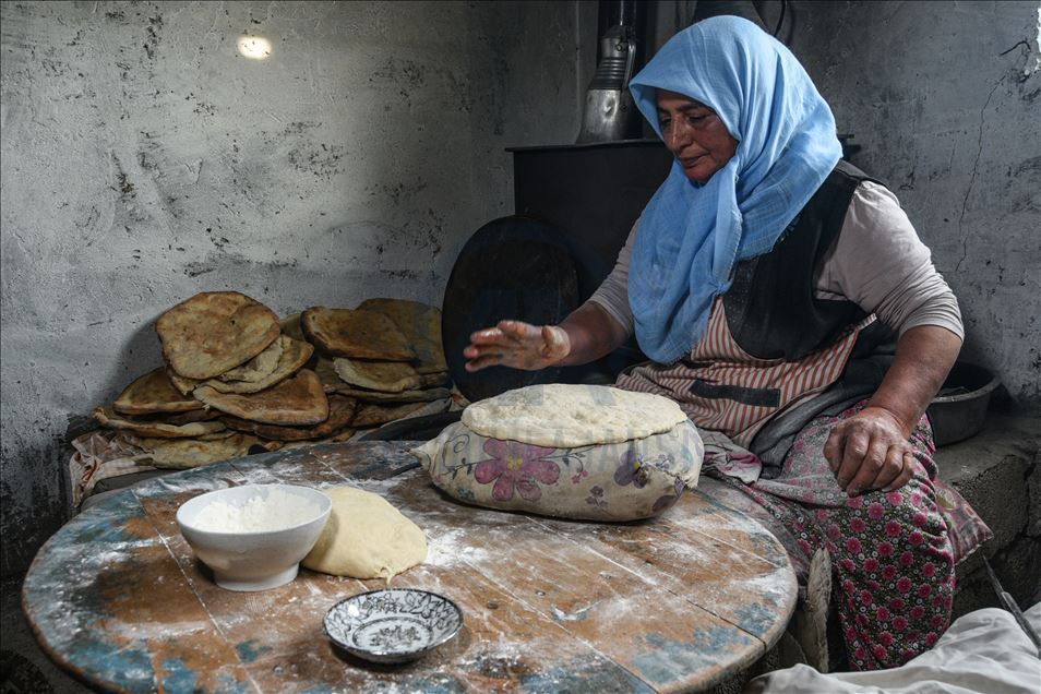 Jinên li Arpaçayê milê xwe dikin milê hev û ji hev ra nan li tendûrê dixin