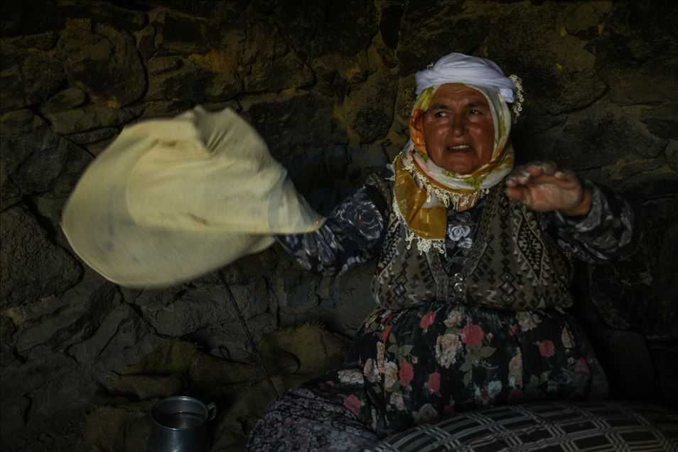 Jinên li Arpaçayê milê xwe dikin milê hev û ji hev ra nan li tendûrê dixin