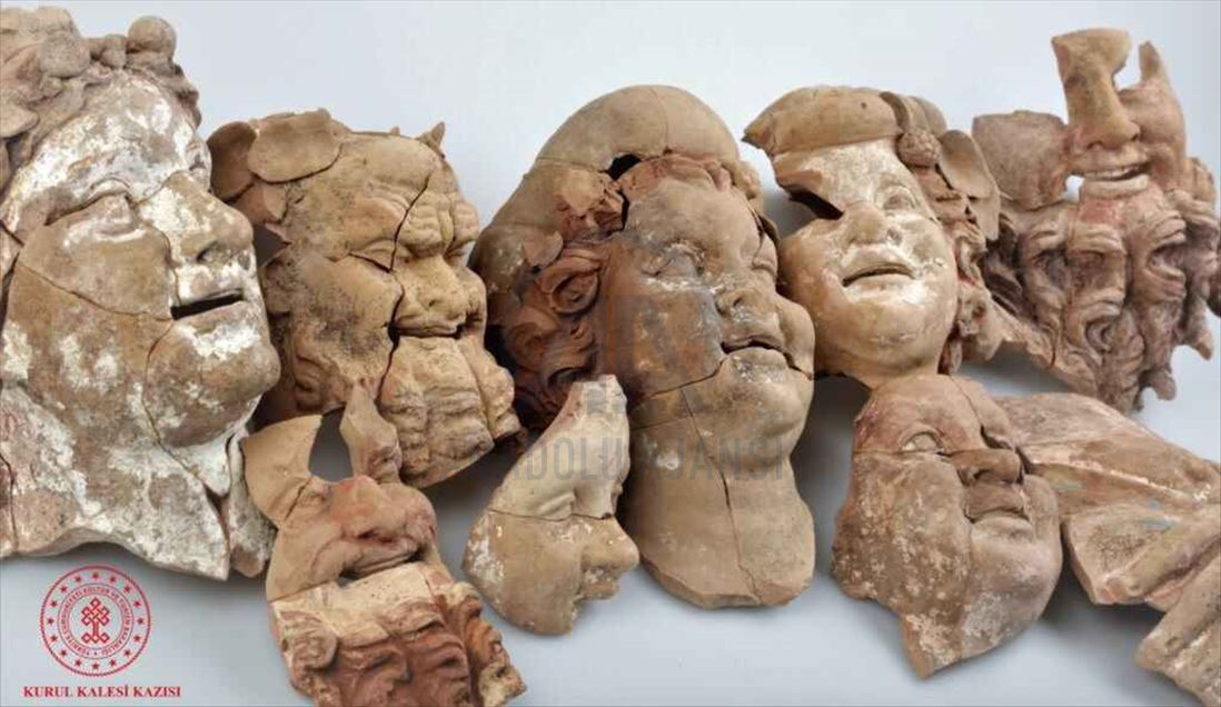 تعود لـ2000 عام.. اكتشاف تماثيل وأقنعة أثرية شمالي تركيا