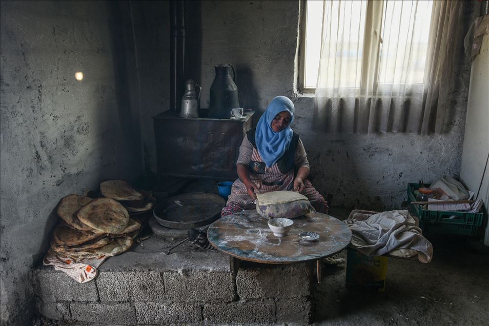 Jinên li Arpaçayê milê xwe dikin milê hev û ji hev ra nan li tendûrê dixin