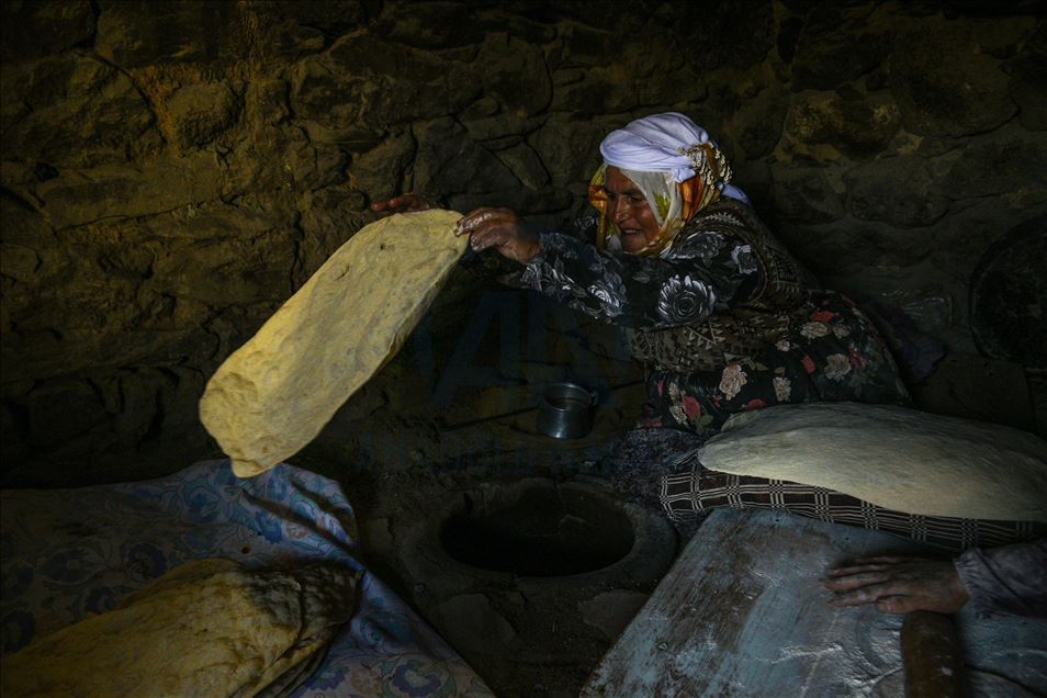 Jinên li Arpaçayê milê xwe dikin milê hev û ji hev ra nan li tendûrê dixin